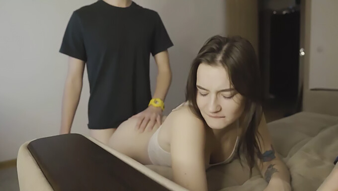 18+ Teenager Bekommt Pov-Orgasmus Von Ihrem Russischen Nachbarn