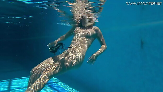 Die Erotischste Mary Kalisy In Einer Atemberaubenden Unterwasser-Performance