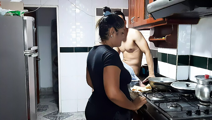 Con Trai Kế Yêu Cặc Được Một Bà Mẹ Dâm Đãng Người Colombia Cho Anh Ta Một Màn Blowjob