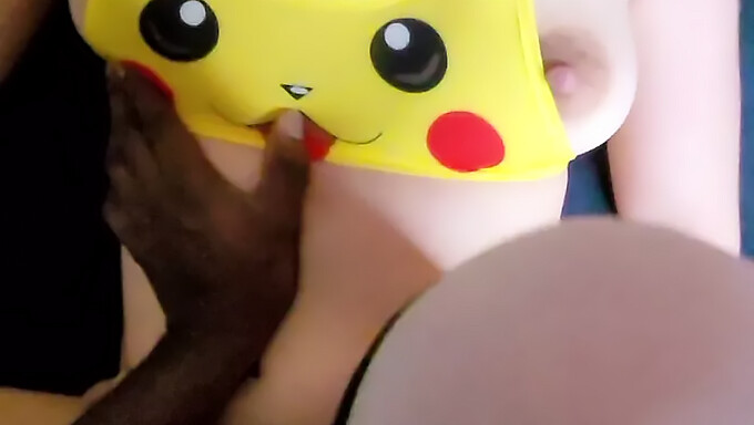 Gadis Prancis Dalam Cosplay Pikachu Mendapatkan Pantatnya Dientot