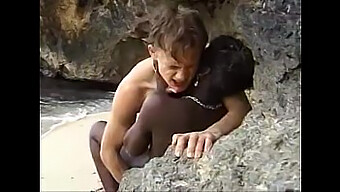 Remaja Afrika Menunggangi Kontol Besar Hingga Keluar Sperma Di Pantai