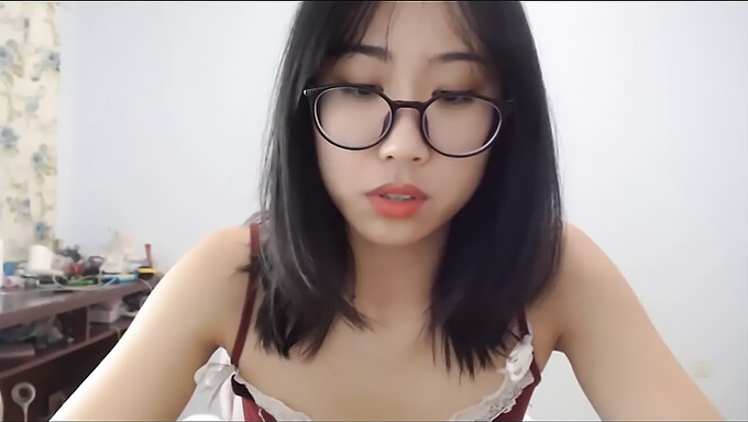 Asian Girl Flashes Her Tight Pussy In Fast Masturbation