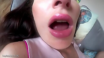 Novia Disfruta Provocando Con Su Boca Y Lengua En Cámara