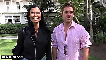 Duże Piersi I Przekłuty Łechtaczka Milf Jasmine Jae Są W Pełnej Krasie Na Plaży.