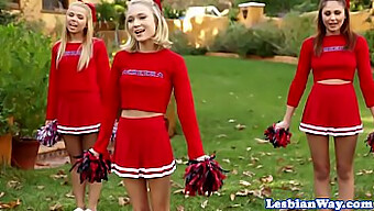 Lesbijki Cheerleaderki Cieszą Się Grupowym Seksem I Oralną Przyjemnością