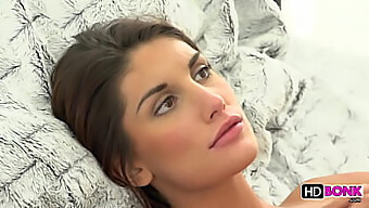 August Ames'In Duygusal Güzelliği Bu Sert Videoda Tam Olarak Sergileniyor