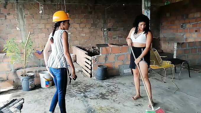 Ingeniero De La Construcción Amateur Se Deja Comer Las Tetas Caídas Por Una Polla Brutal