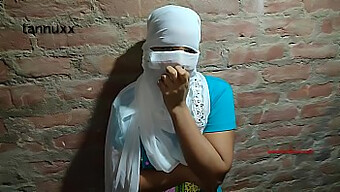 Une Adolescente Indienne Expérimente Son Premier Sexe Anal En Groupe