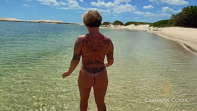 Les Gros Seins Naturels D'Une Latina Se Font Branler Sur La Plage