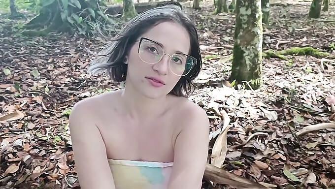 Garota Bissexual Recebe Sexo Brutal E Boquete Saltitante Na Floresta