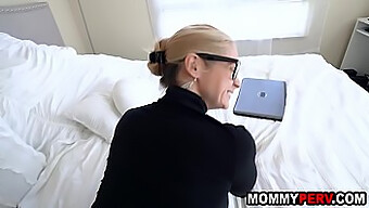 Madre De Gran Culo Es Pillada Viendo El Porno De Su Hijastro